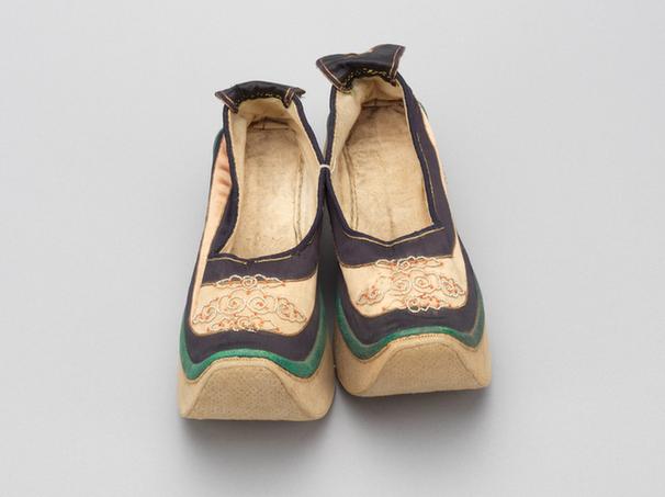 香色缎钉米珠皂鞋