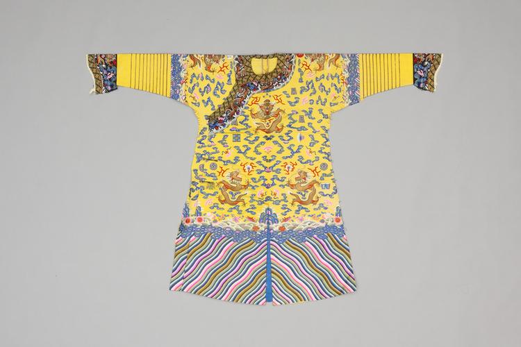 明黄色缎绣彩云金龙纹小龙袍拆片