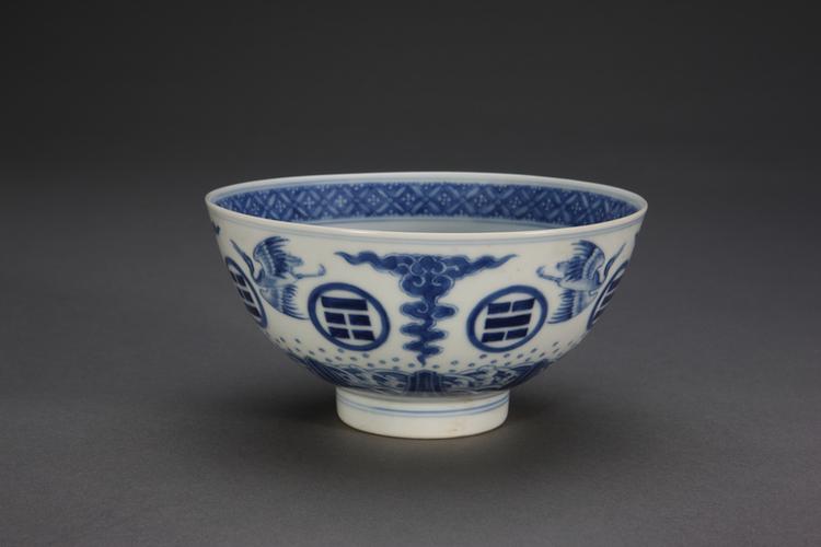 青花八卦云鹤纹碗