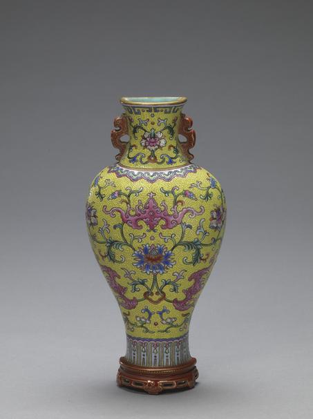 乾隆款黄地粉彩夔凤纹开光诗句双耳壁瓶