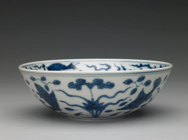 嘉靖款青花里龙凤外鱼藻纹卧足碗