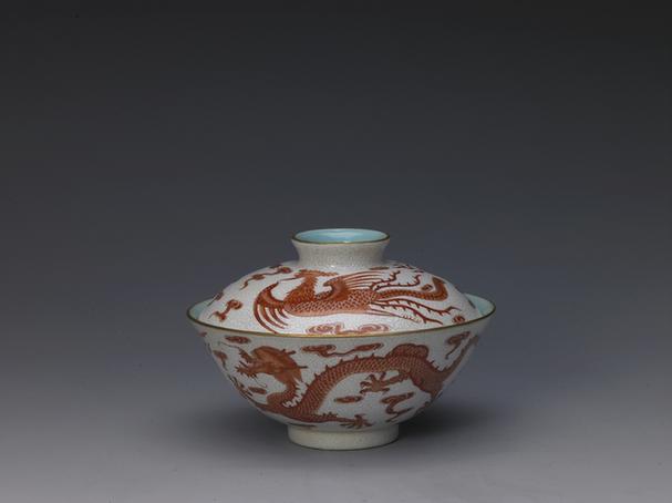 乾隆款白粉地轧道矾红彩龙凤纹盖碗