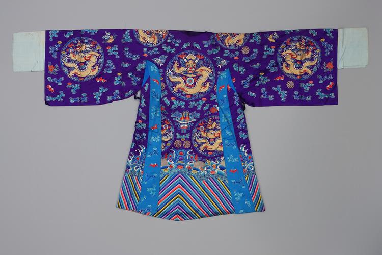 藕荷色缎绣彩云蝠金十团龙团寿字纹男蟒