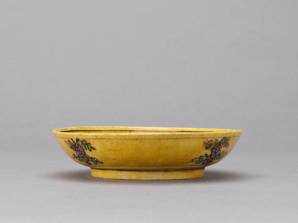 万历款黄地紫绿彩龙纹盘