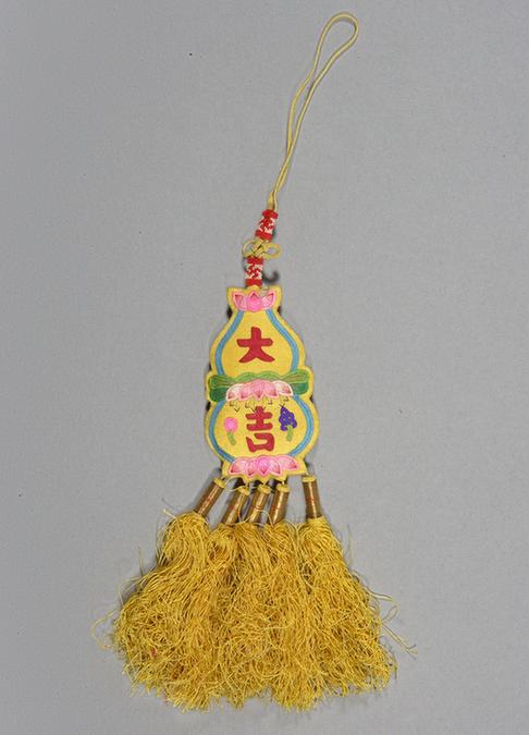 黄色缎钉绫绣葫芦大吉纹香袋