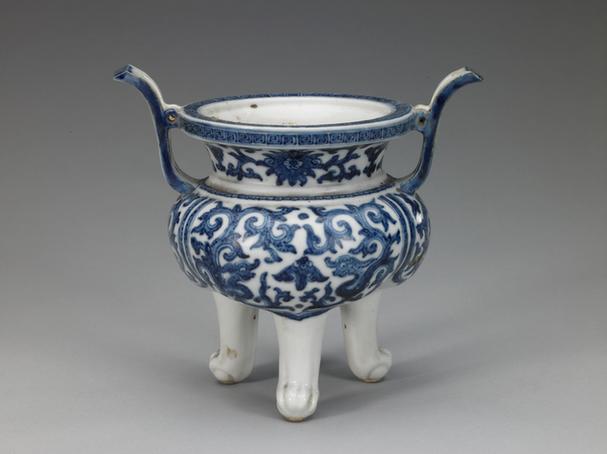 青花开光夔凤纹双耳三足瓷鼎