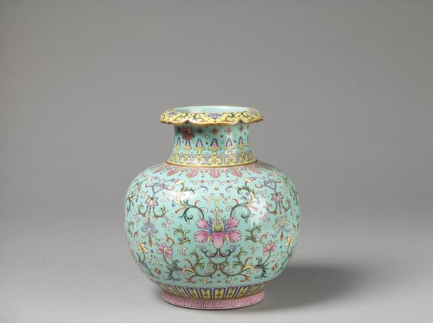 乾隆款绿地粉彩花卉纹石榴尊