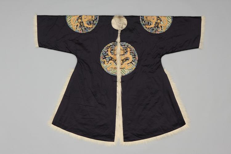 石青色缎绣四团彩云金龙纹青白肷皮衮服