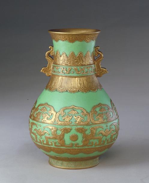 乾隆款绿地金彩凸花纹双耳撇口瓶