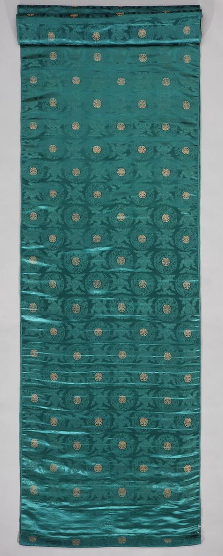 墨绿色流云团龙寿字纹织金缎