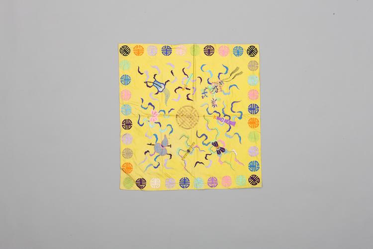 明黄色缎绣八仙庆寿纹怀挡