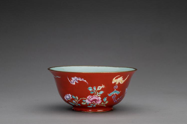 乾隆款画珐琅花卉五蝠纹碗