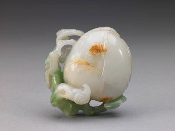 白玉带皮巧作绿螳螂蝠桃