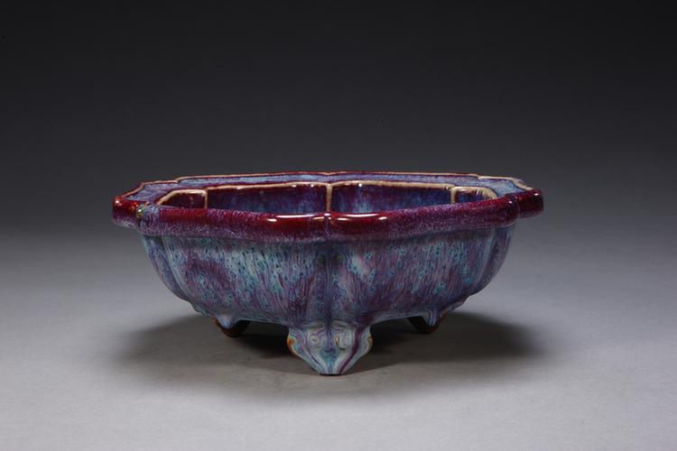 仿钧窑变釉葵花式三足花盆托