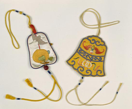 黄色缎绣蝠钱纹钟式荷包