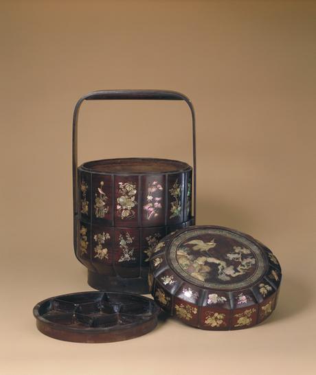 红木嵌螺钿松鹤纹圆提盒