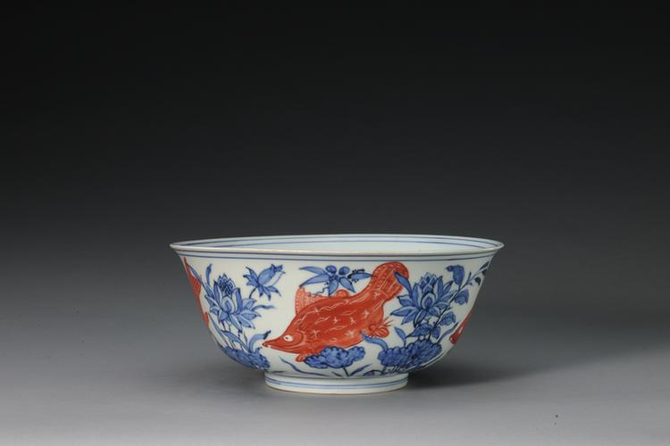 青花矾红彩五鱼纹碗