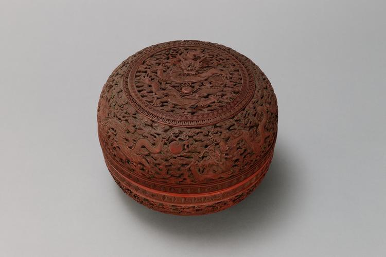 乾隆款剔红云龙戏珠纹圆盒