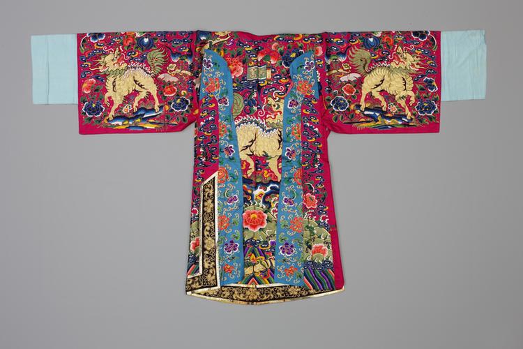 紫色缎绣彩云蝠折枝花金麒麟纹男蟒