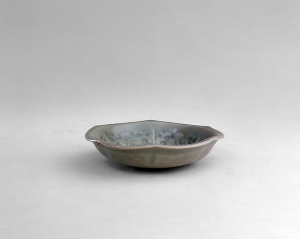 临汝窑青釉印花花口小碟