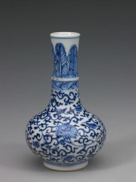 宣德款青花缠枝莲弦纹直颈瓶