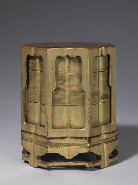 金漆山水图菱花式二层套盒