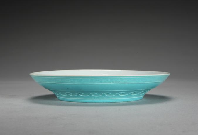 雍正款松石绿釉暗划海水弦纹盘