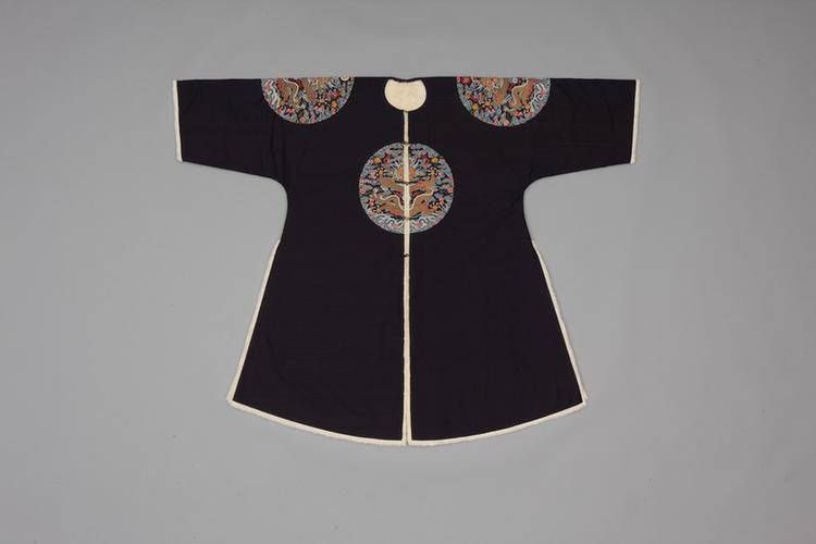 石青色缂丝四团彩云金龙纹银鼠皮衮服