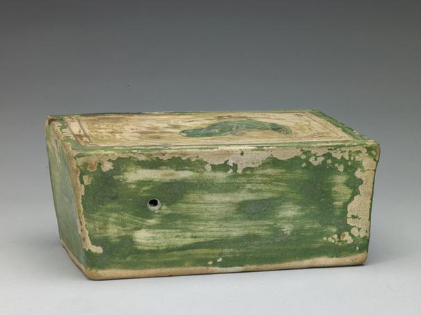 绍兴五年款刻人物纹三彩枕