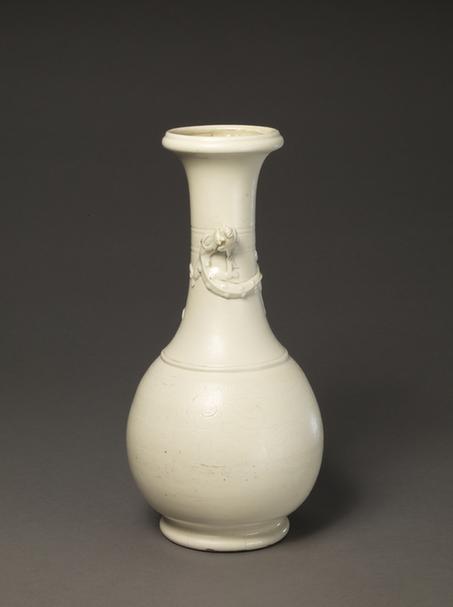 德化窑白釉凸雕蟠螭纹洗口瓶