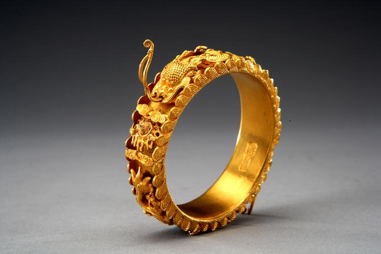 金镶双龙戏珠镯