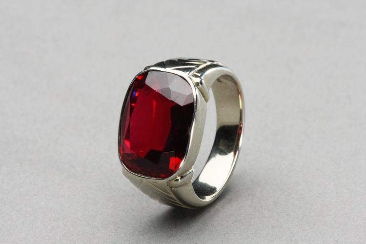 开白金镶红宝石戒指