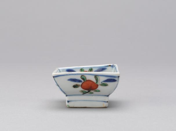 万历款五彩折枝花果纹长方碟