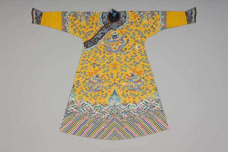 明黄色缂丝彩云蝠寿蓝龙纹男棉龙袍