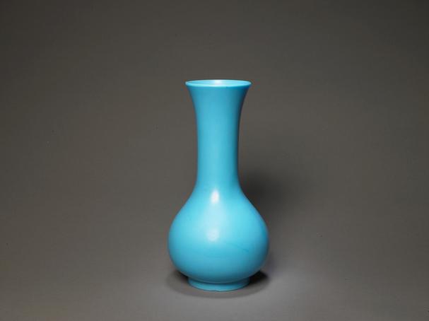 乾隆款天蓝色玻璃撇口长颈鼓腹瓶
