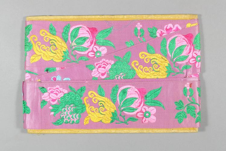 雪灰色缎地三多牡丹纹绦