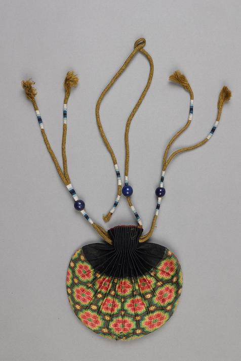 香色缎口铺绒朵花六角纹椭圆荷包