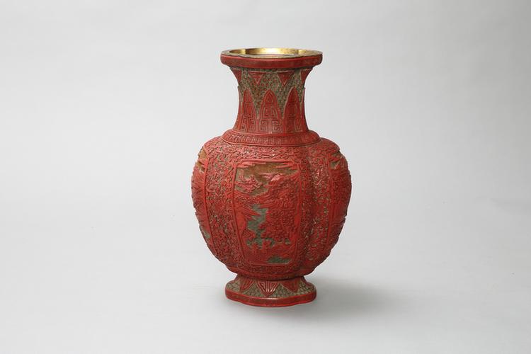 剔彩缠枝莲纹开光山水人物图海棠式瓶