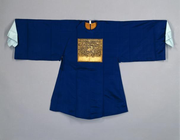 蓝色素缎缀平金绣锦鸡纹方补女官衣