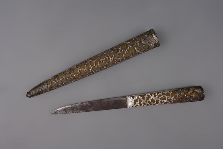 牛角嵌银镂空花鞘刀