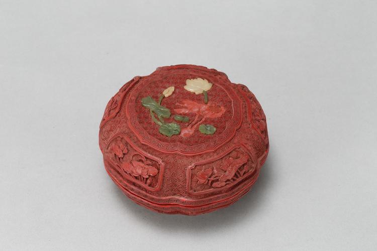 剔红锦纹嵌玉莲花纹盒