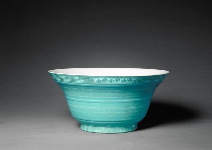 雍正款豆绿釉刻回纹碗