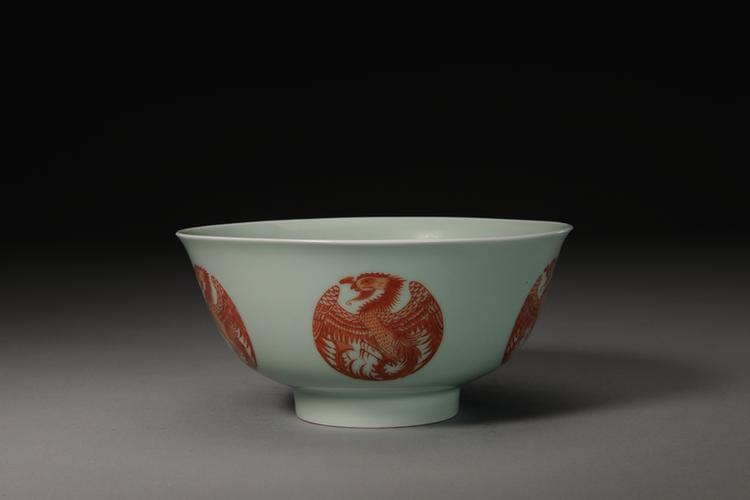 雍正款冬青釉矾红彩团凤纹碗