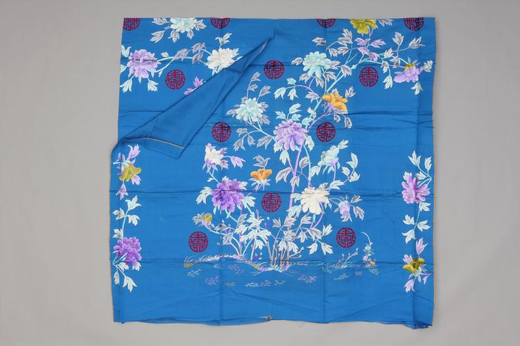 月白色绸绣整枝牡丹团寿字纹袍料