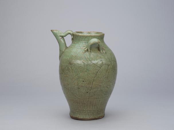 龙泉窑青釉凸花缠枝莲纹双系壶