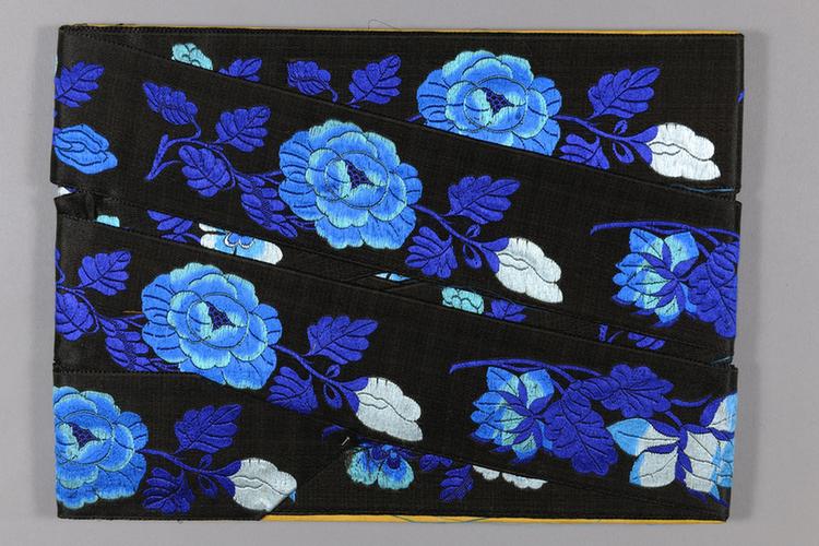 元青色缎地三蓝月季牡丹纹绦