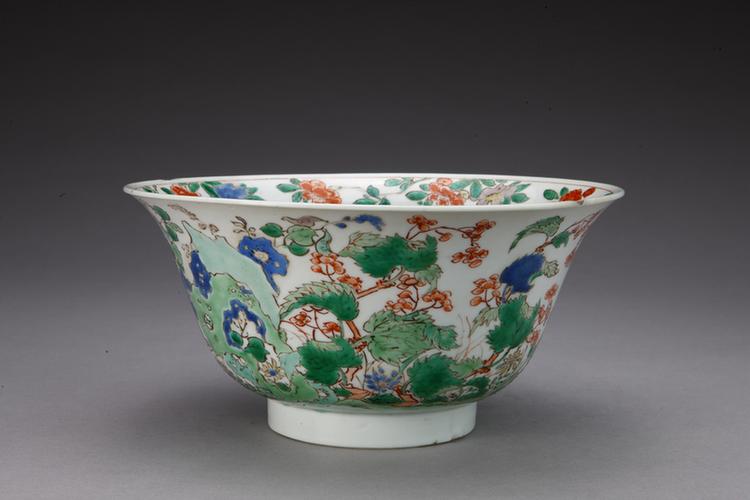 五彩洞石花蝶图碗