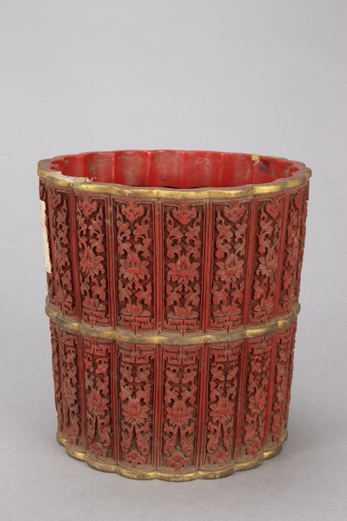 剔红缠枝莲纹菊瓣式盆