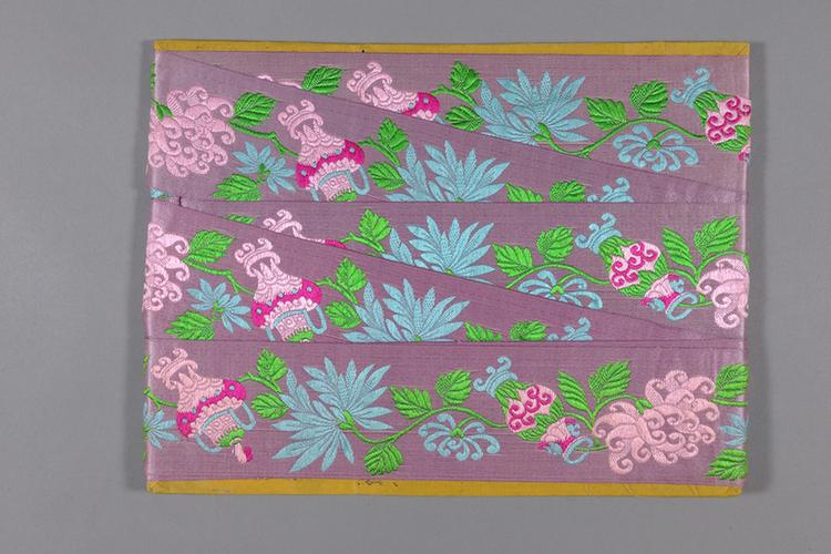 雪灰色缎地菊花瓶纹绦