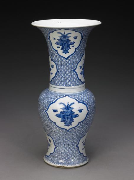 青花锦地开光博古图花觚